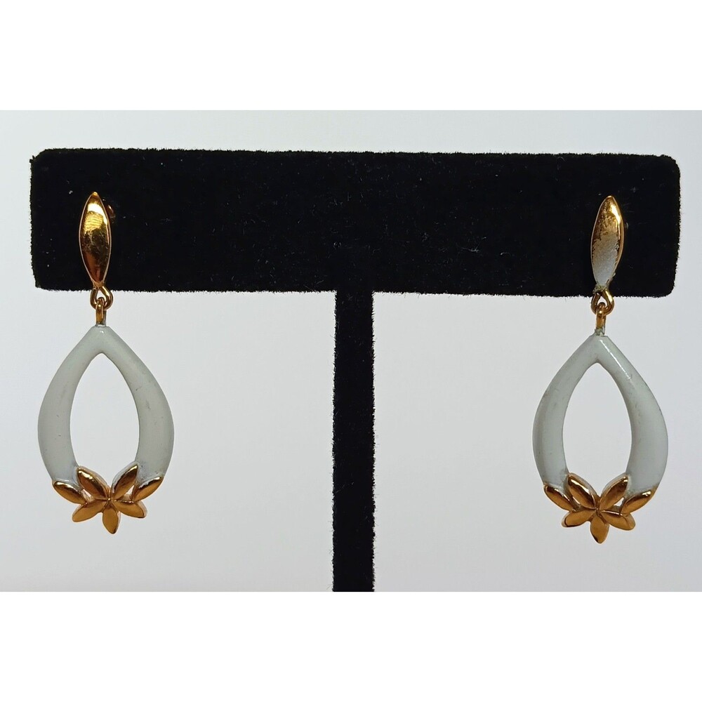 Vintage Crown Trifari White Enamel & Goldtone Dangle Earrings 1.25 in - Picture 7 of 16